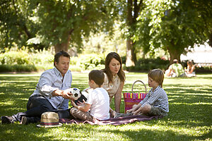 Family in Rosalind Park Bendigo | Tasman Holiday Parks Bendigo