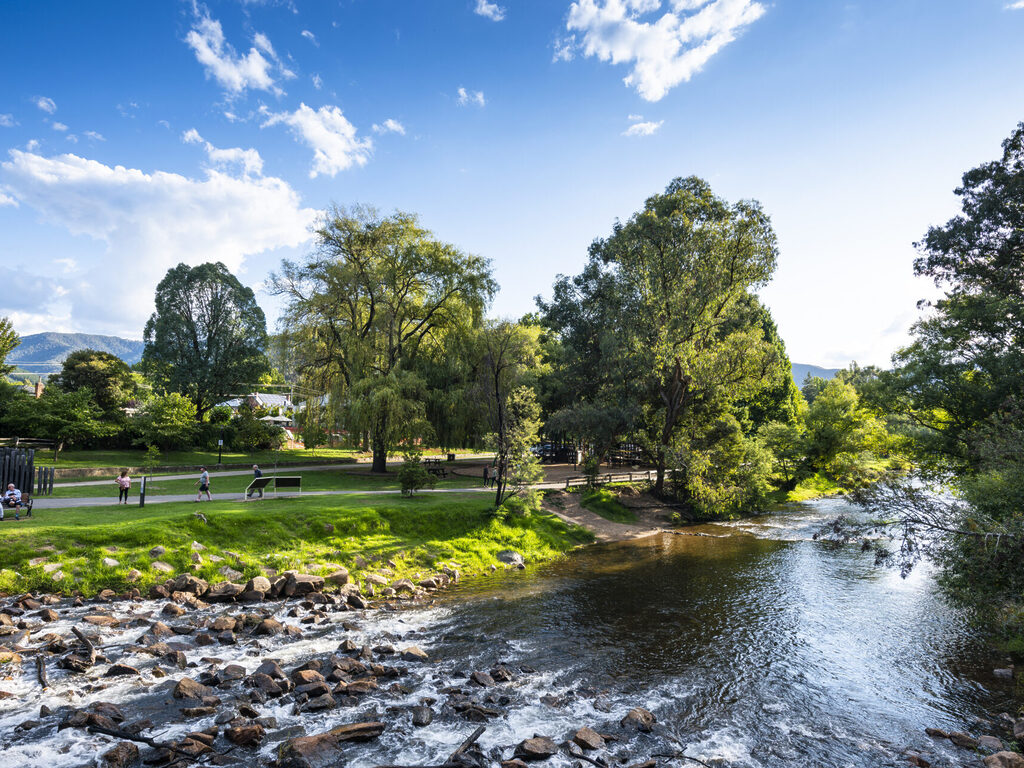 Ovens River, Bright on a sunny day | Tasman Holiday Parks South Bright