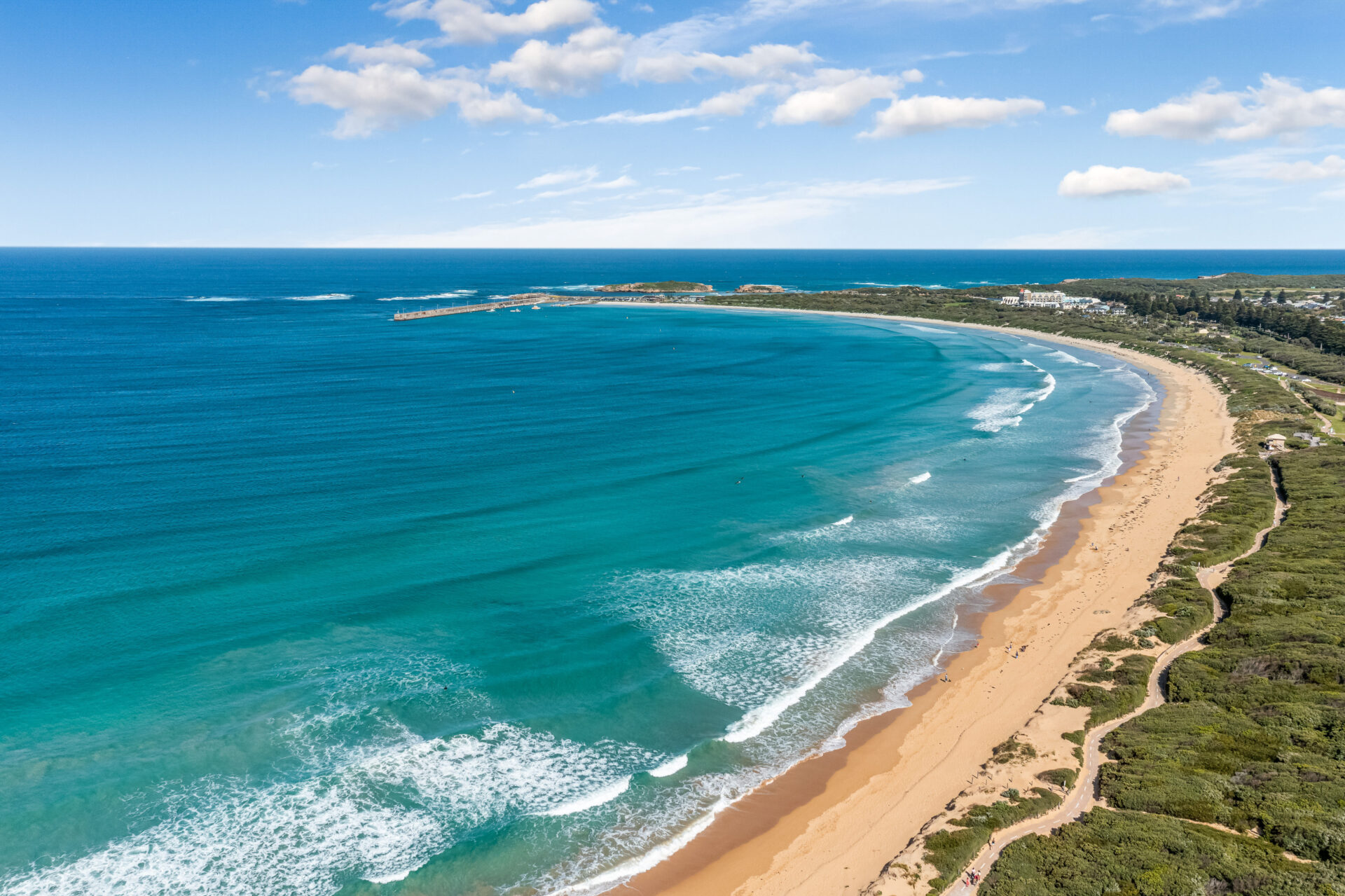 Warrnambool beach on a sunny day | Tasman Holiday Parks