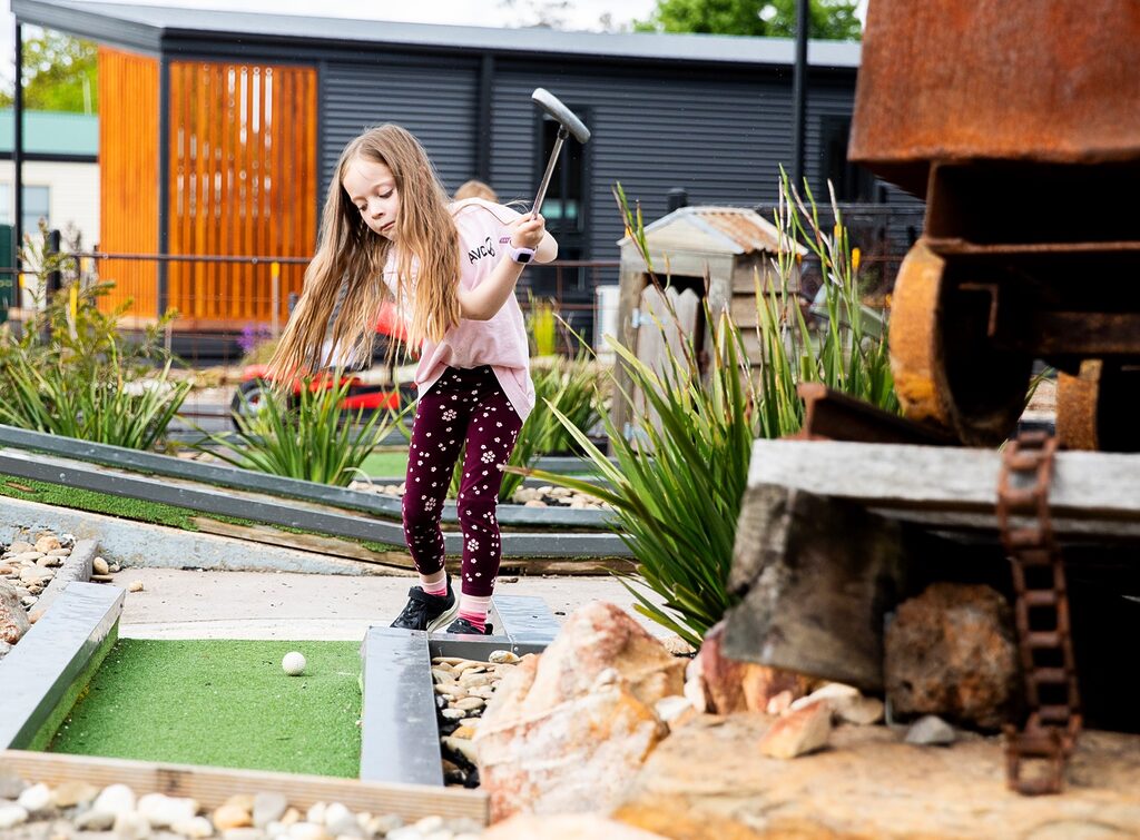 Girl playing mini golf at Tasman Holiday Parks Bendigo