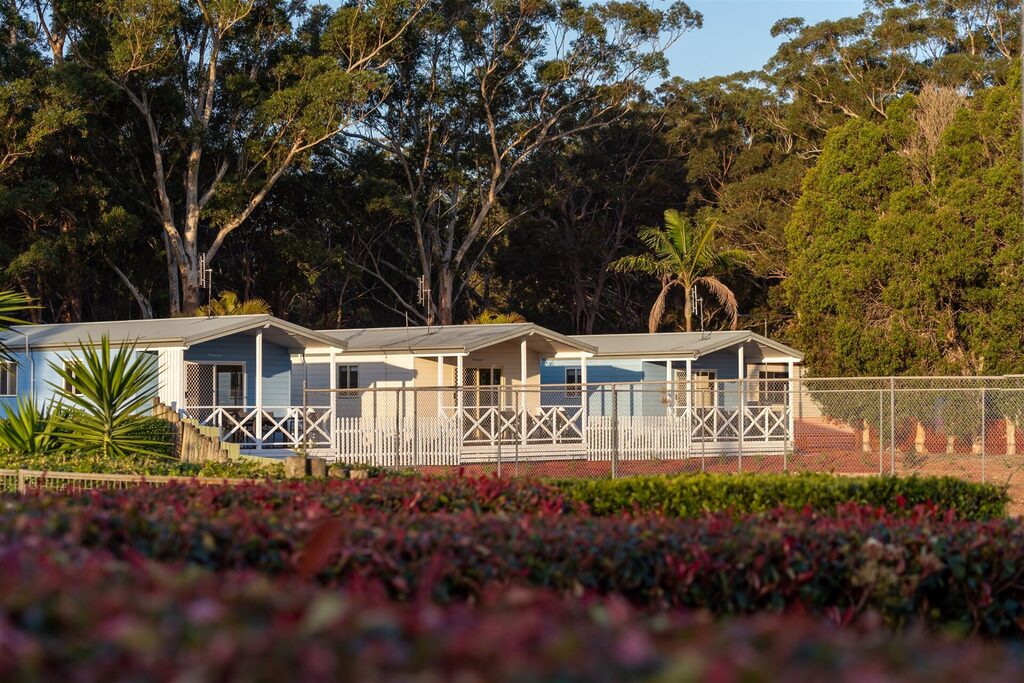 Poolside Villa cabins exterior | Tasman Holiday Parks Myola