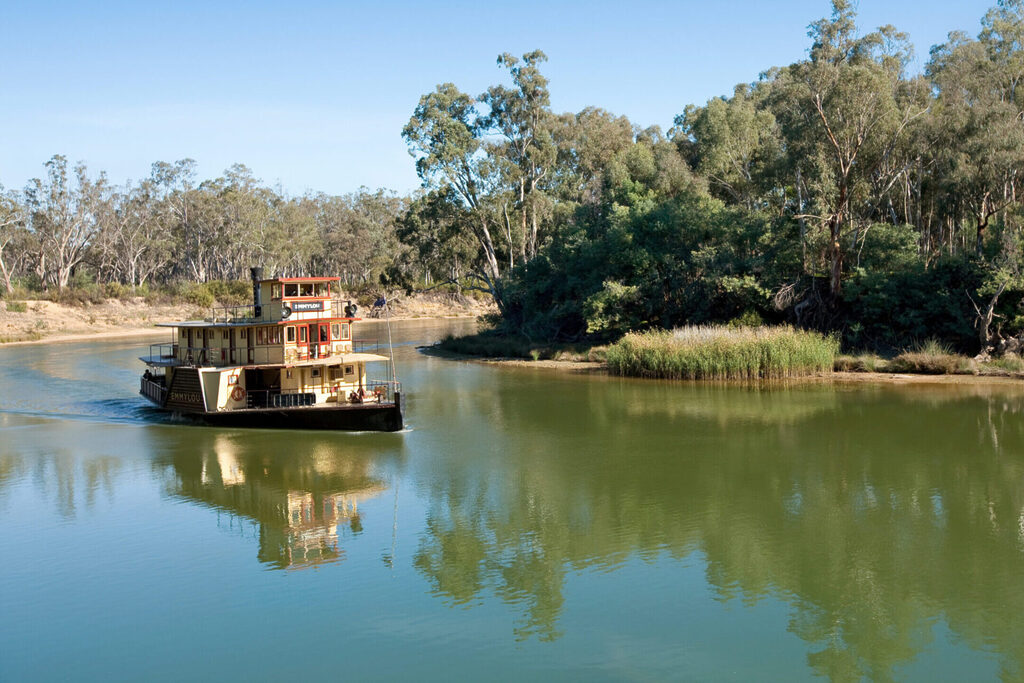 Paddle steamer Emmylou on the Murray River at Echuca | Tasman Holiday Parks