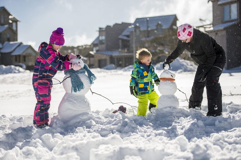Family building snowmen | Tasman Holiday Parks Bright