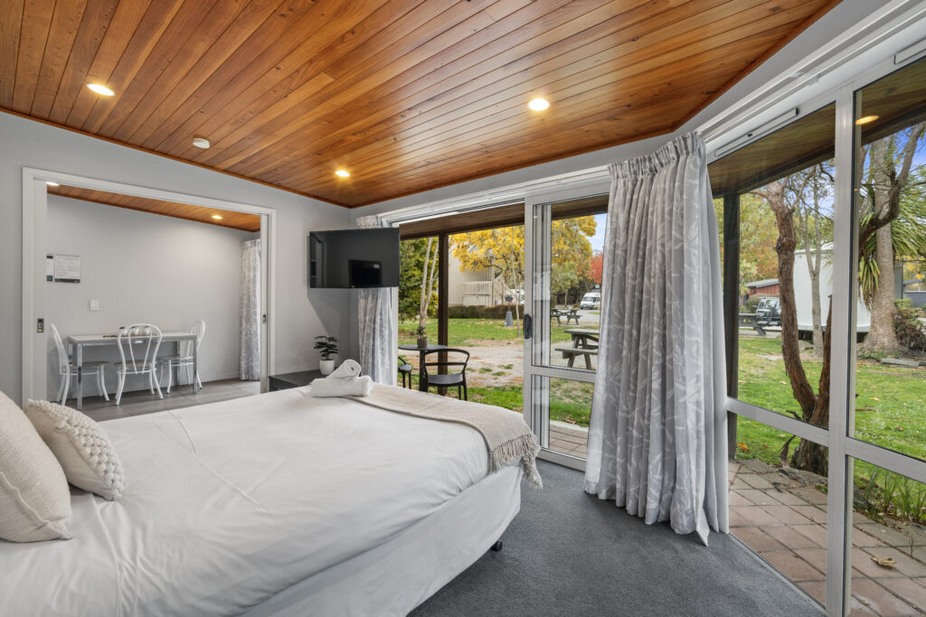 Studio Unit Ensuite with bed and a table and chairs. Tasman Holiday Parks | Christchurch