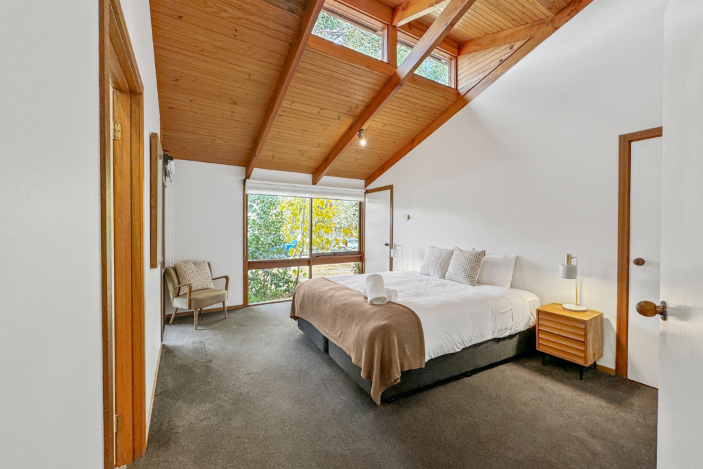 Mountbatten Lodge - Main Bedroom