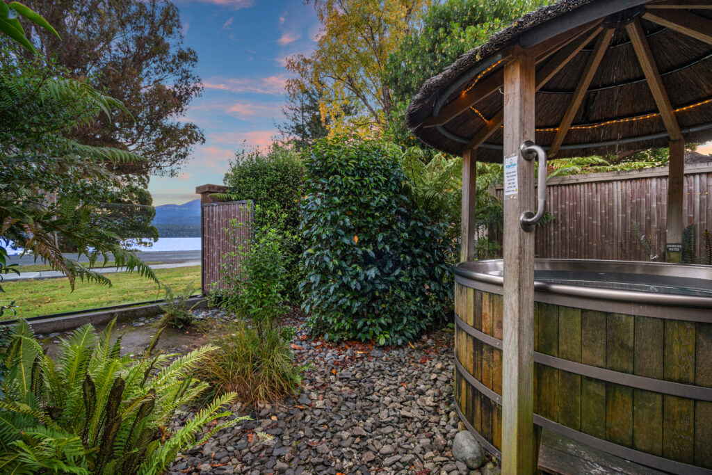 Hot Tub overlooking lake Te Anau | Tasman Holiday Parks Te Anau